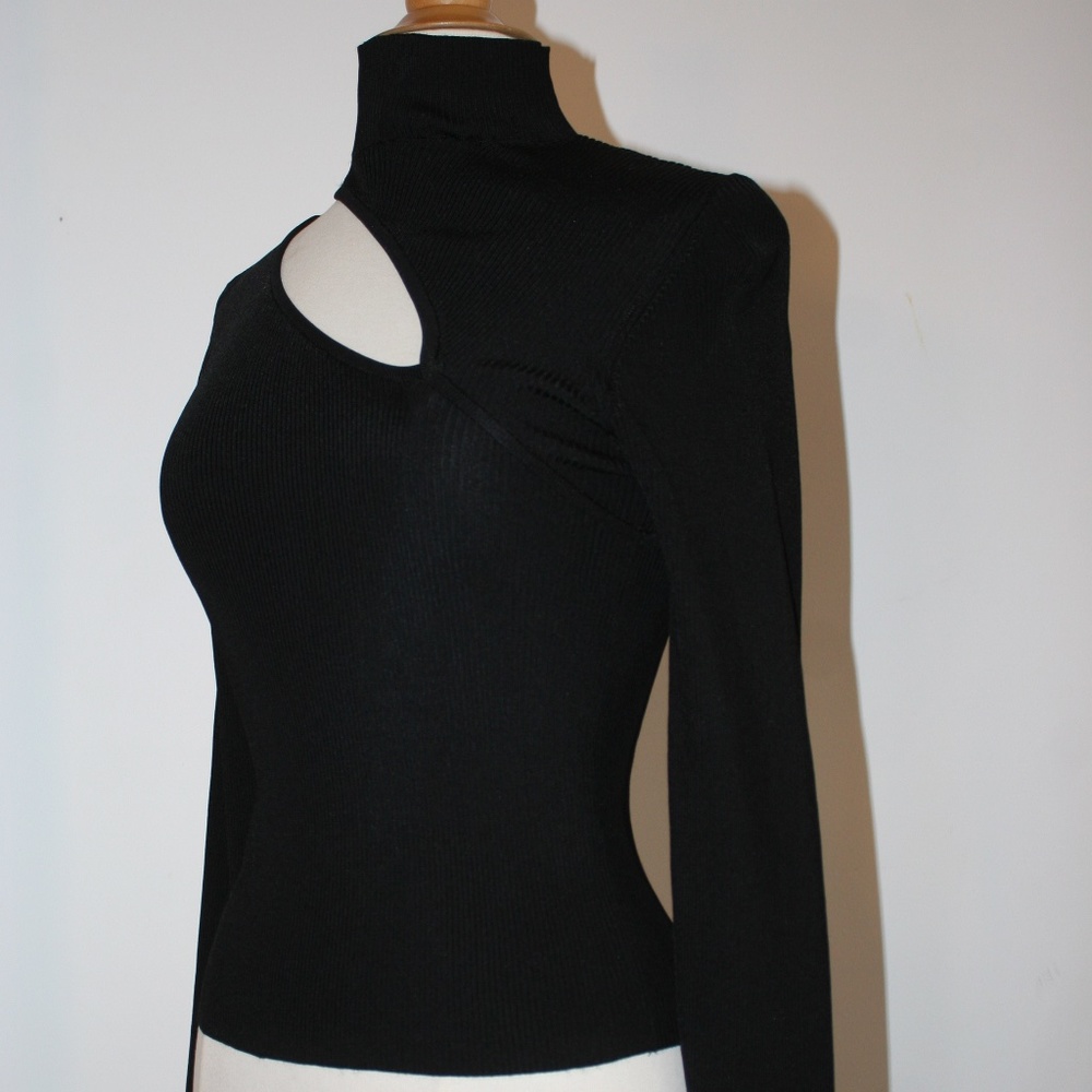 GORGEOUS ZARA RAYON TOP BLACK COLOR W/ CUT DETAIL!